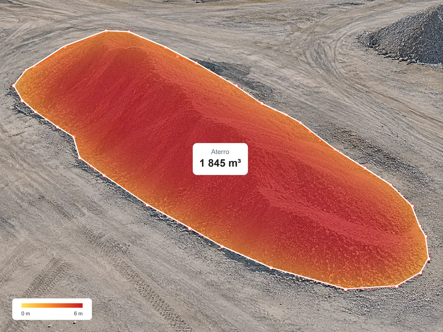 Zona delimitada no levantamento, com o mapa de corte e aterro por cima e os volumes calculados.