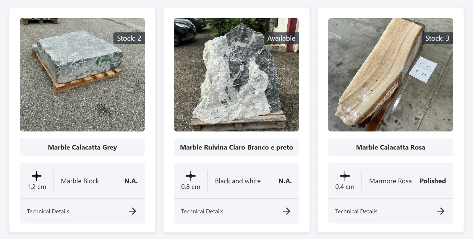 Tres piezas de piedra en un catálogo publicado con NioBook, con el stock de cada una.