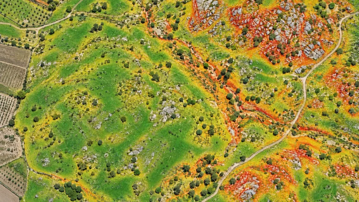 O terreno e, por cima, o mapa de declive, do verde (plano) ao vermelho (mais inclinado).