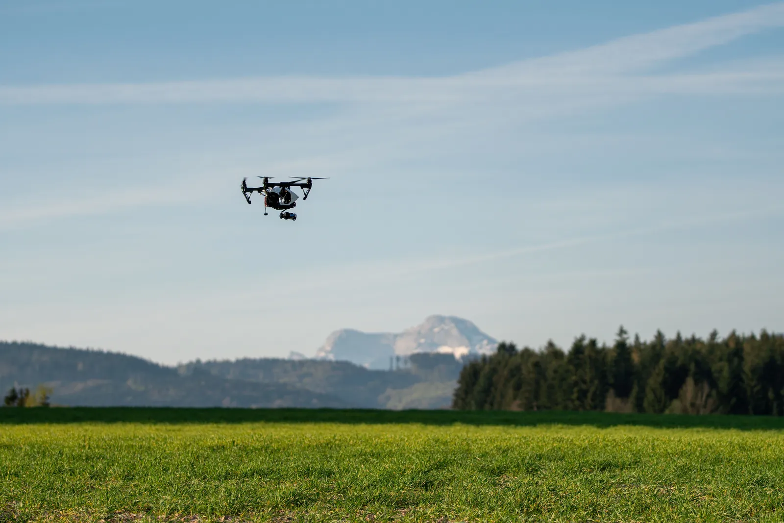 Drone em voo sobre um campo agrícola.